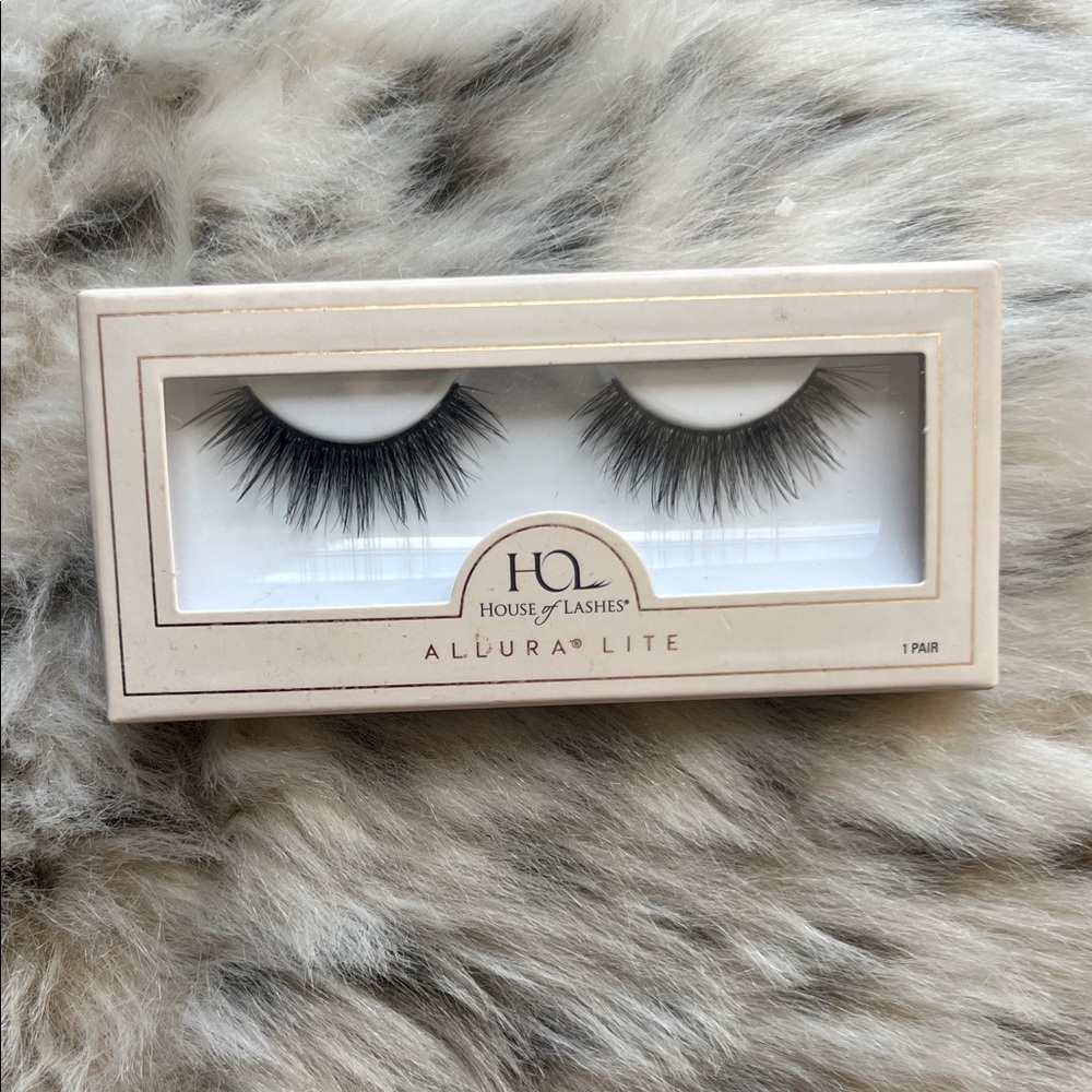 House of Lashes Allura Lite Black Eyelashes